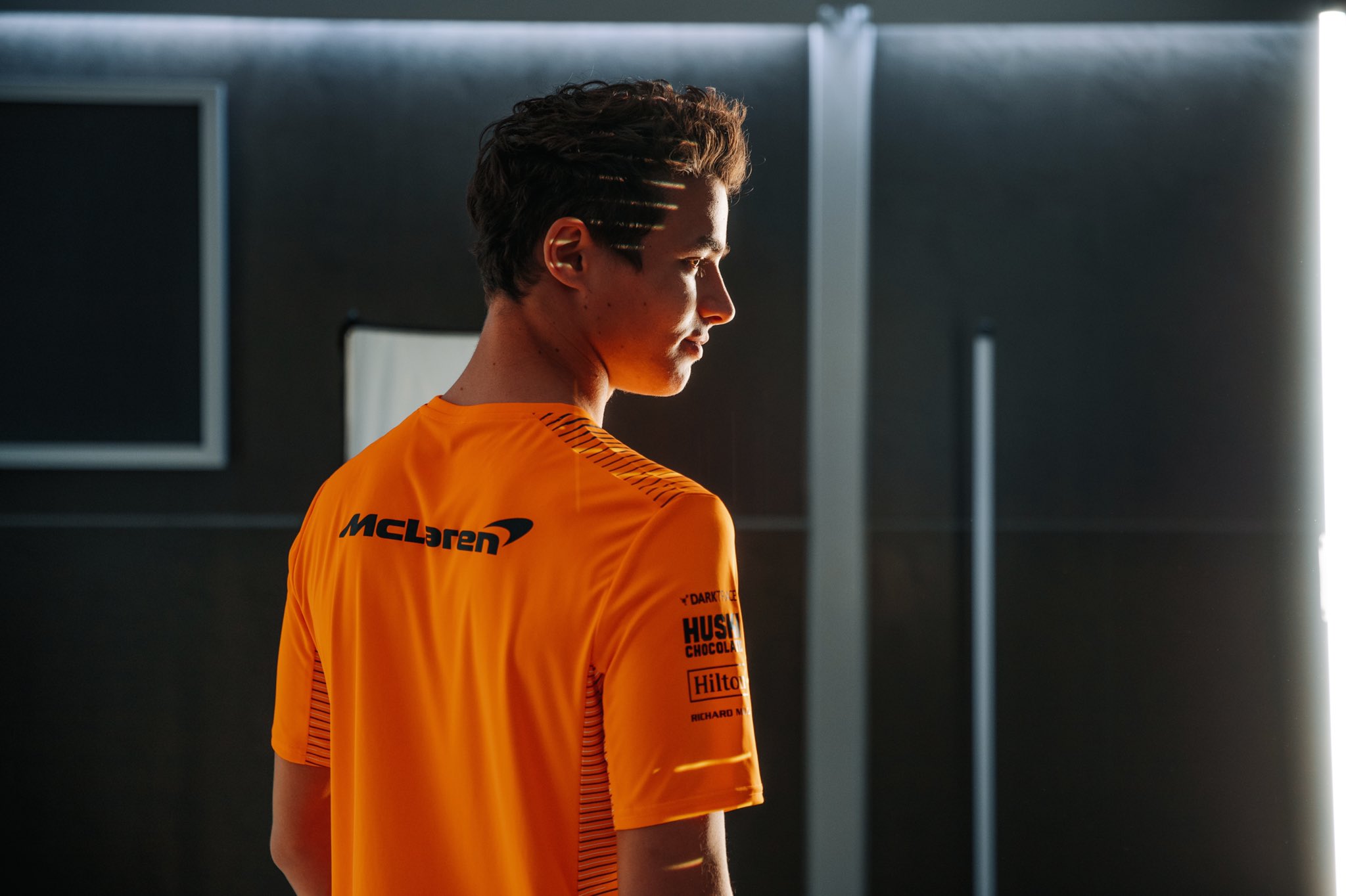 Lando Norris vistiendo la ropa oficial de McLaren de esta temporada
